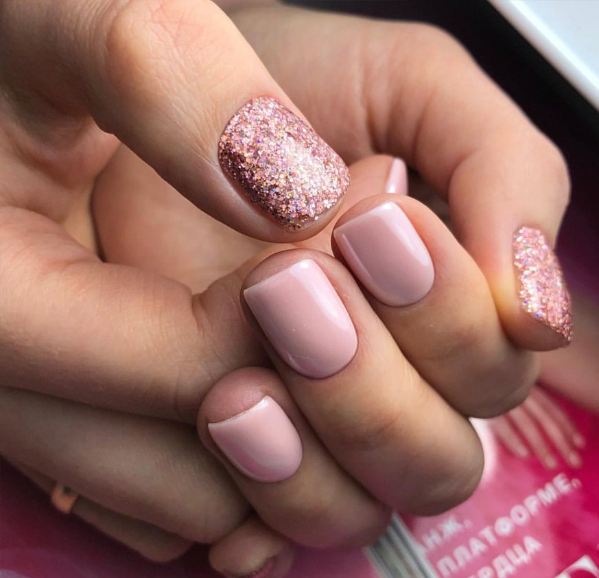 This short nail design makes a splash with its rosy hue and rose gold glitt...